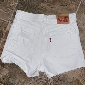 Extremely cute Levi’s shorts fits 4/5 womens